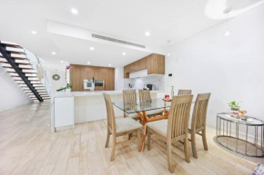 Stylish 4BR Family Retreat, Sydney